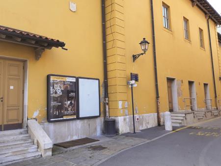 Zunanjost stavbe Tartinijevega gledališča v Piranu